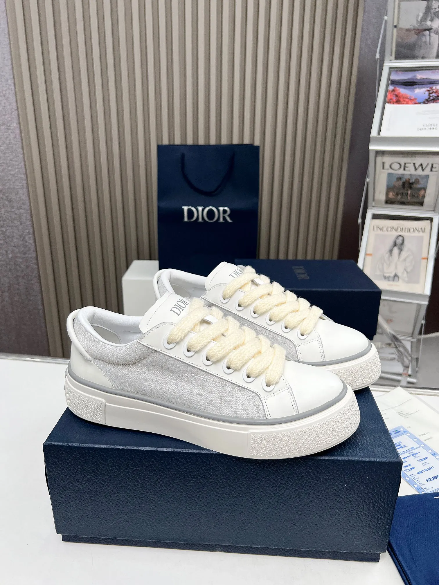 👟👟Ex-factory price 560👟👟 Embroidery +20, DIOR Dior B33 couple's casual shoes - black embroidered model 2024 spring new style, a new interpretation of the classic tennis shoes, the fashionable silhouette highlights the heavy texture, carefully made of black silk matte cowhide, decorated with three-dimensional embroidered Oblique print panels of the same color, and decorated with Dior It's distinguished by a padded tongue with an embossed logo, wide black mohair laces and tonal brass eyelets with a matte finish. The solid black Oblique print-effect rubber sole is decorated with a contrasting Dior 30 Avenue Montaigne logo on the back to enhance the style and add a fashionable touch to the casual look. Size: Women's 35-40 (34, 41 customized, non-refundable) Men's 39-45 (38, 46 customized, non-refundable)